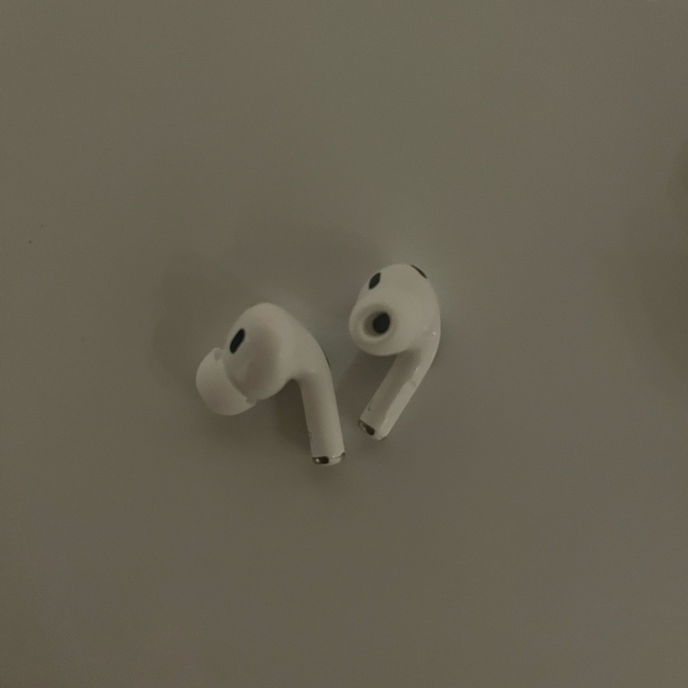 Apple AirPods Pro with White Charging Case - Picture 5 of 5